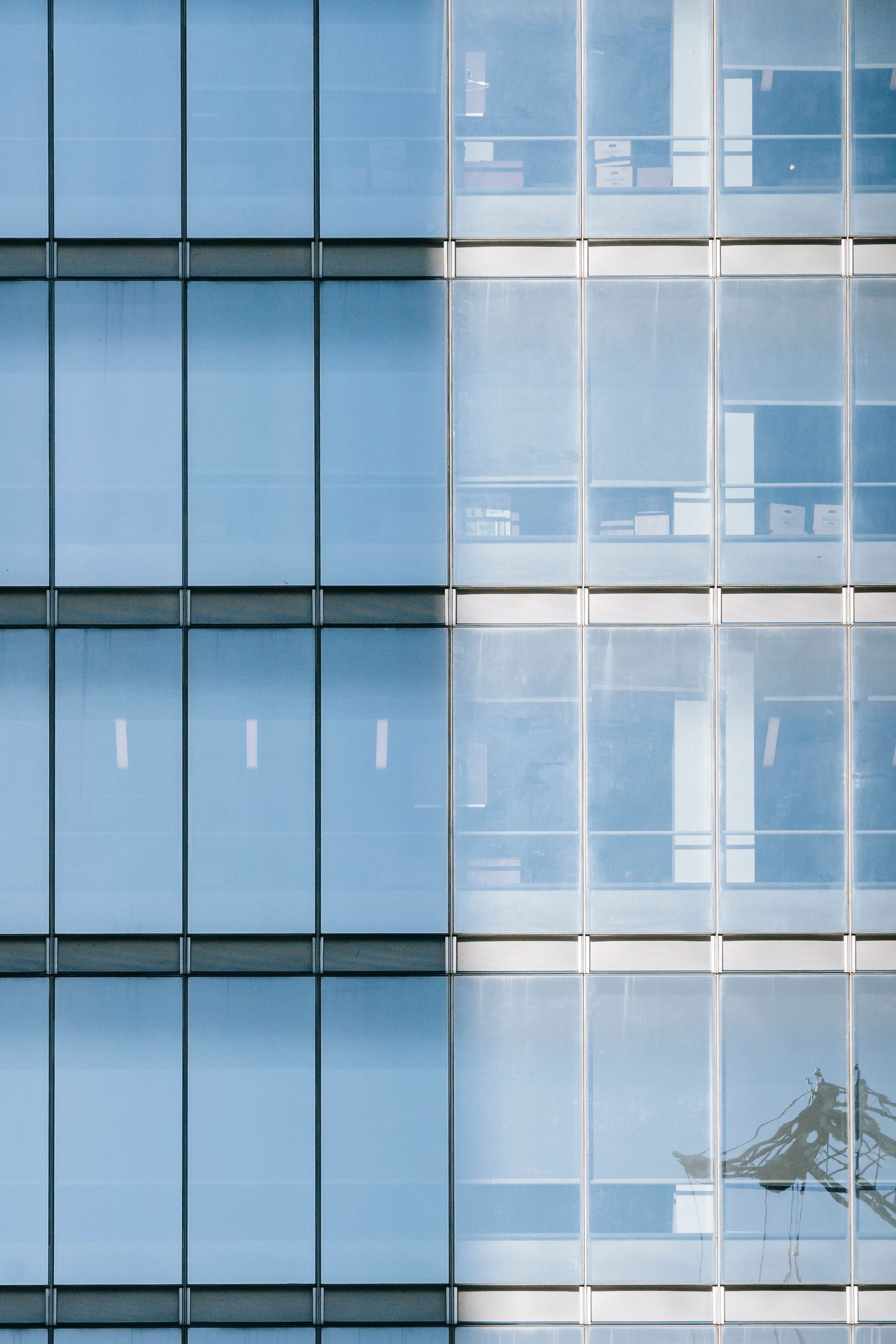 Detalle de la fachada acristalada de un edificio de oficinas